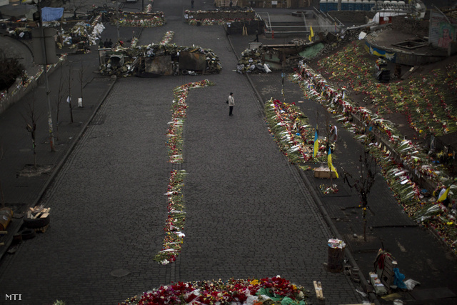 Virágokkal gyászolnak a Majdanon március 3-án