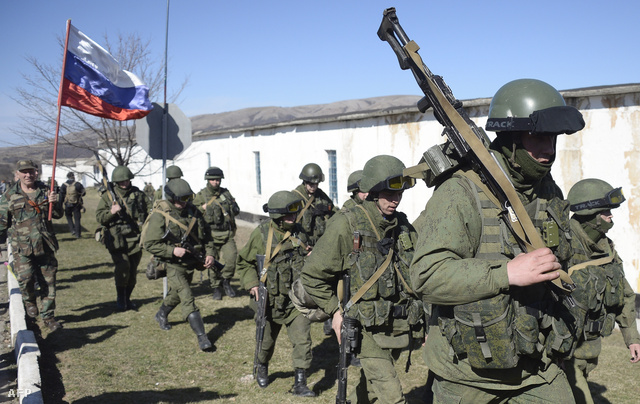 Orosz katonák a Perevalnoje melletti katonai bázisnál