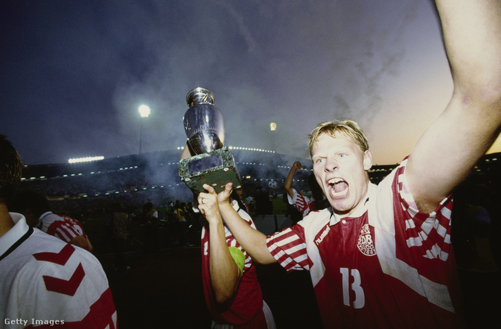 Henrik Larsen dán labdarúgó ünnepel a trófeával az 1992. június 26-án a göteborgi Nya Ullevi stadionban rendezett Dánia–Németország-döntő után