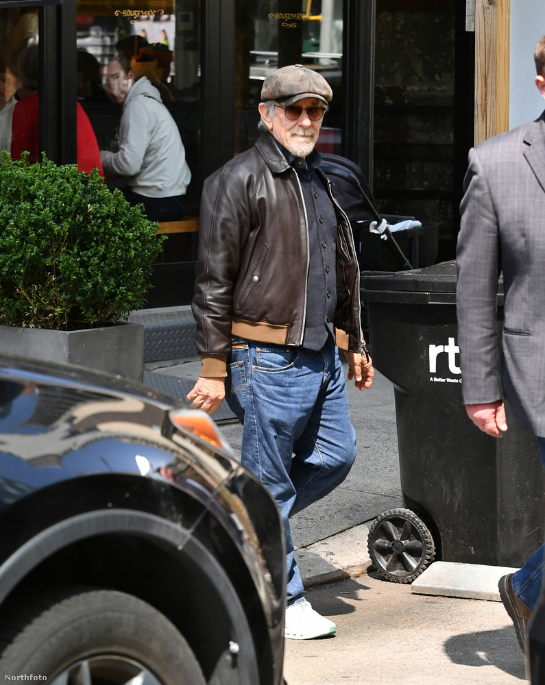 Steven Spielberget New York utcáin szúrták ki a fotósok, amikor egy étterem előtt találkozott egy barátjával