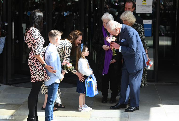 Károly királyt és Kamilla királynét a MacMillan Rákközpont előtt fotózták le a paparazzik, azután, hogy a Buckingham-palota bejelentette, hogy sokat javult az uralkodó egészségügyi állapota, így hónapokkal azután, hogy daganatos betegséggel diagnosztizálták, ismét visszatérhet a napi munkájához.