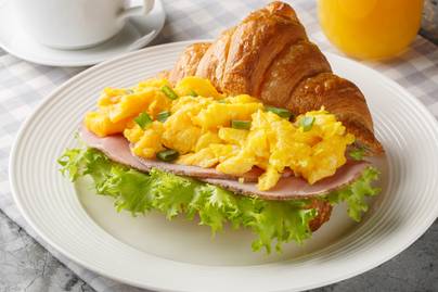Rántottával töltött croissant: laktató reggeli rohanós napokra