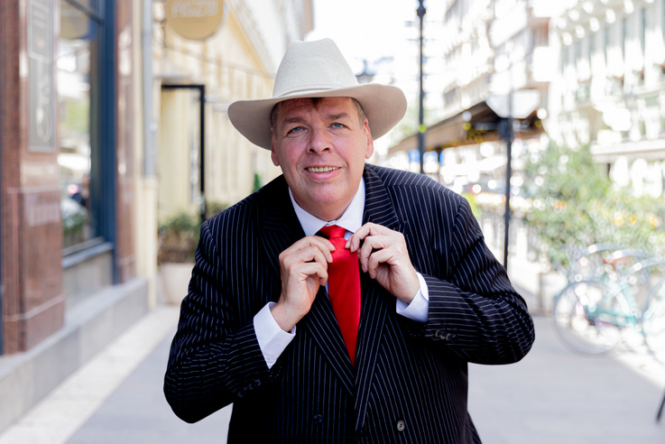 Tíz kiló vörös nyakkendő és texasi kalap – így kampányol a&nbsp;belvárosban Schmuck Andor