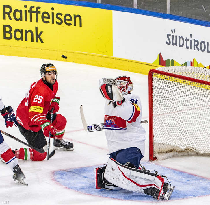 Az ötödik magyar gól szerzője, Mihály Ákos (balra) veszélyeztet a dél-koreai kapu előtt a bolzanói Sparkasse Arenában