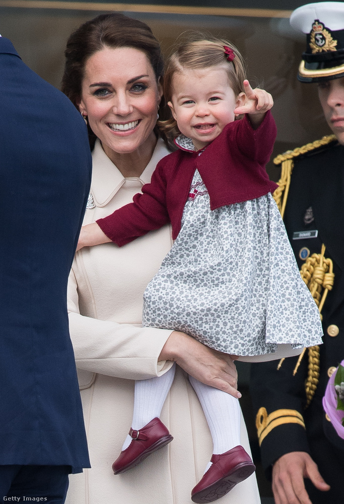 Ez a fotó szintén 2016-ban, október hónapban készült a hercegnőről és az édesanyjáról, amikor a család elhagyta a kanadai Victoria városát.