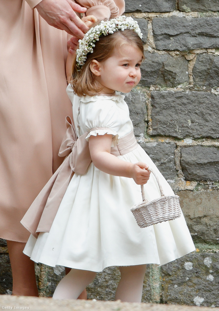 Sarolta hercegnő 2 évesen, virágszóró kislányként a nagynénje, Pippa Middleton és James Matthews esküvőjén a Szent Márk templomban az angliai Englefield Greenben 2017