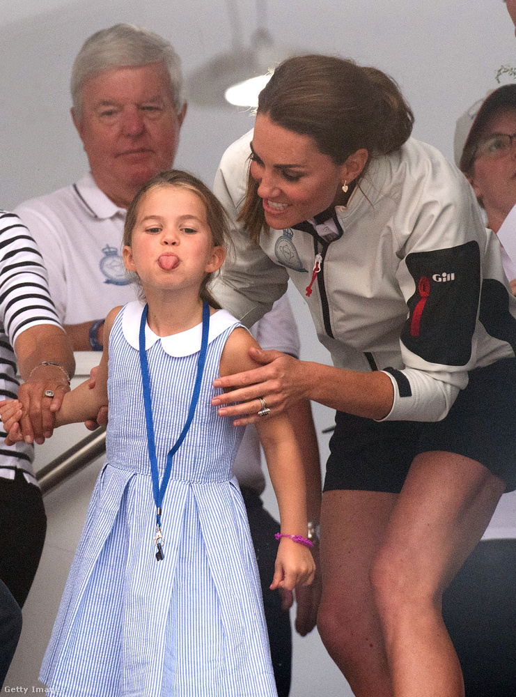 Kevésbé előnyös pillanatban, a nyelvét kiöltve örökítették meg a négyéves hercegnőt az első King's Cup regattán, amelyet a cambridge-i hercegi pár az angliai Cowes-ban rendezett 2019