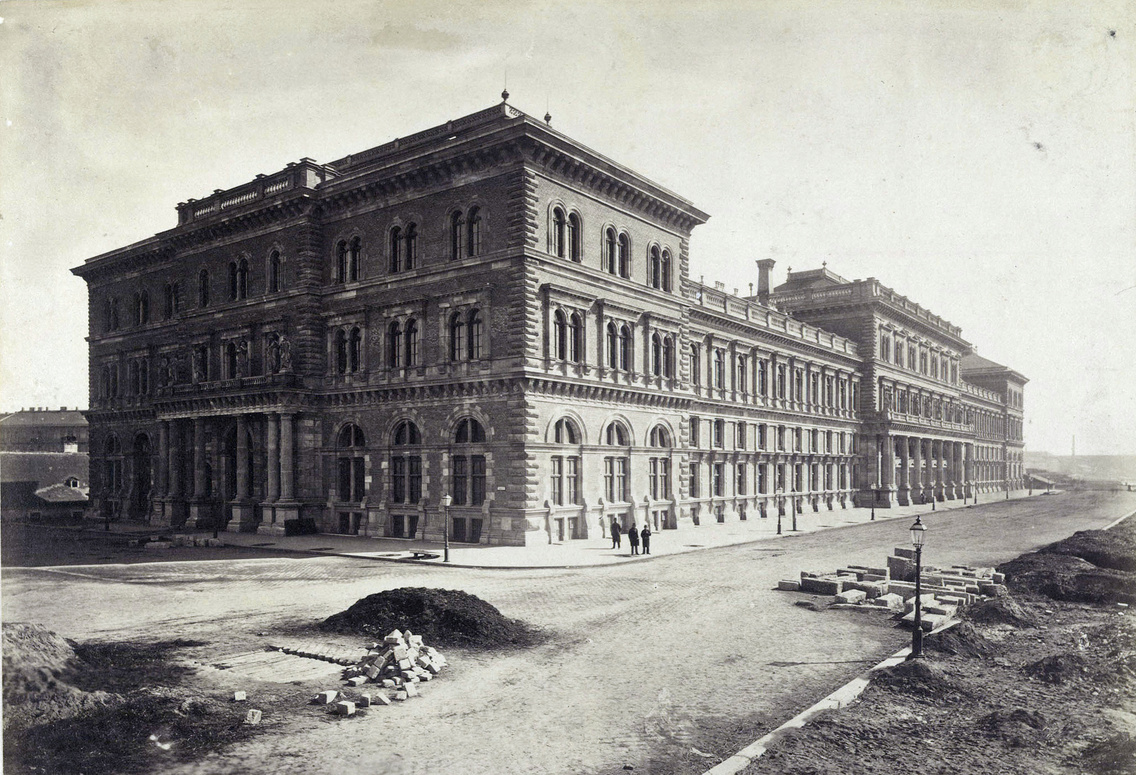 A Fővámpalota (később Corvinus Egyetem) a rakpart felől nézve (1874 körül)