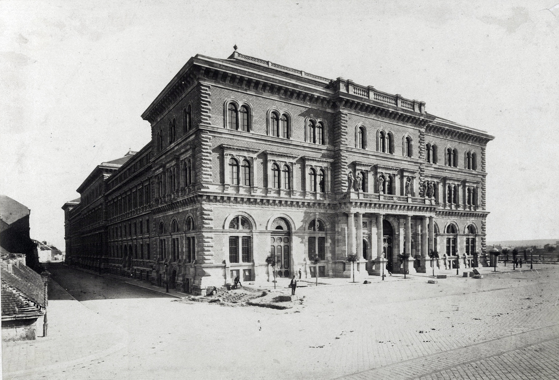 A Fővámpalota (később Corvinus Egyetem) északi homlokzata (1875 körül)