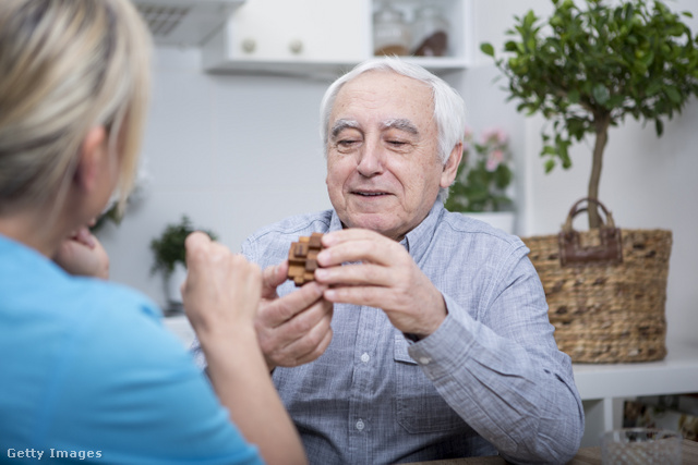 A szociális kapcsolatok csökkentik a demencia rizikóját