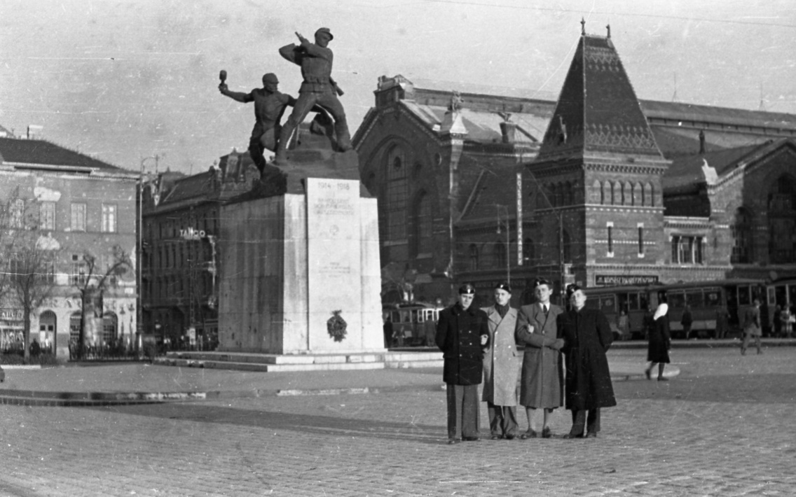 Fővám tér, az 1. honvéd és népfölkelő gyalogezred elbontott, majd visszaállított emlékműve és a Központi Vásárcsarnok (1942)