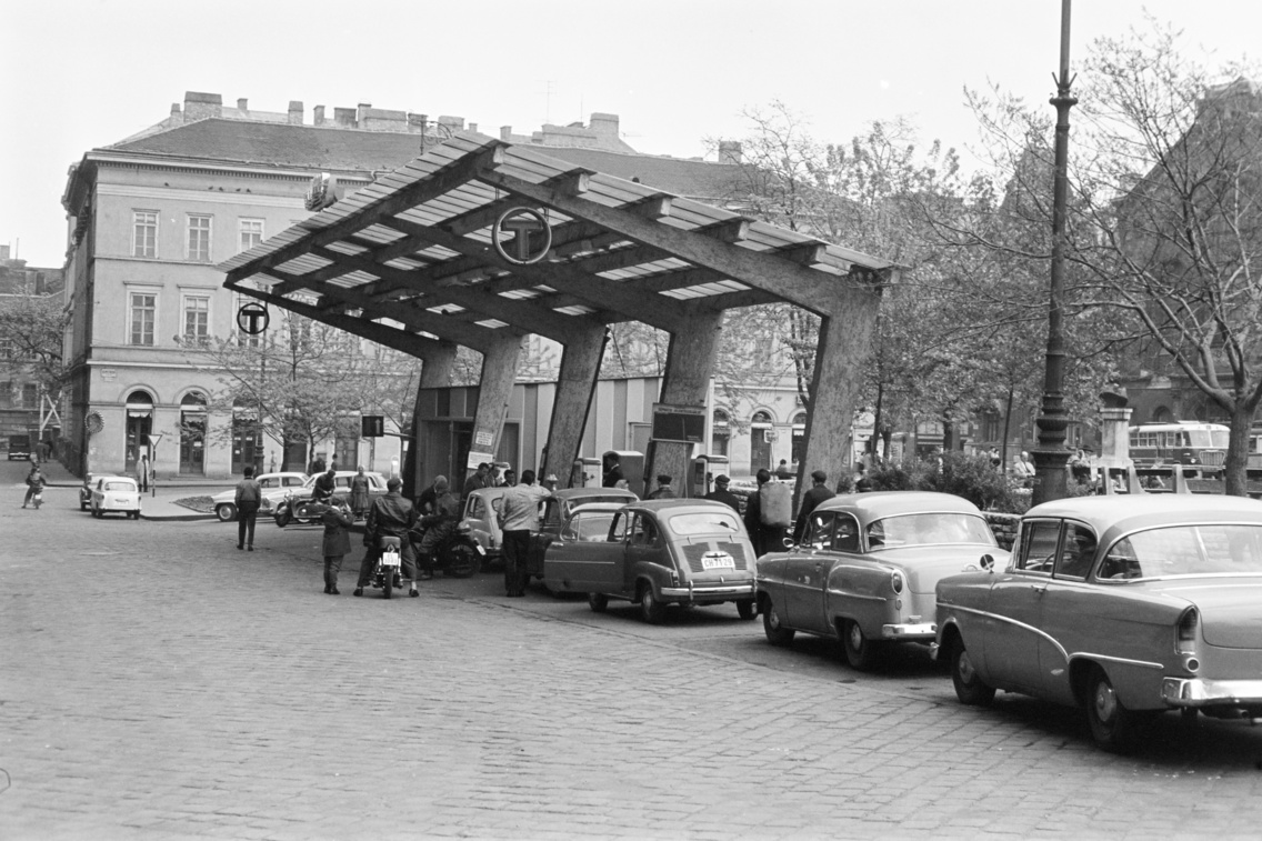 Még egy ilyen menő benzinkút is volt a téren (1962)