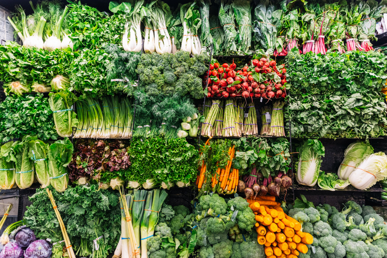 A zöldségeket, gyümölcsöket vagy virágokat egyből a bejáratnál szokták elhelyezni. (Fotó: Alexander Spatari / Getty Images Hungary)