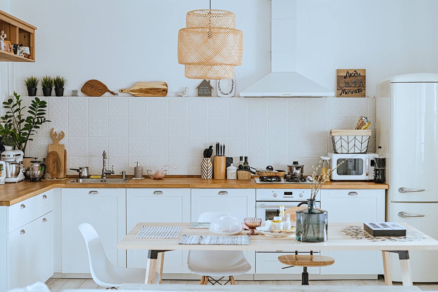 A fehér konyhát remekül ötvözheted különféle faborítású bútorokkal, konyhai eszközökkel, amivel természetes, letisztult hatást érhetsz el.