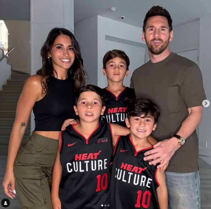A Miamiban játszó sztárfocista egy friss fotóval büszkélkedett el szépséges családjával. A kommentszekciót ellepték a rajongók dicsérő hozzászólásai.
