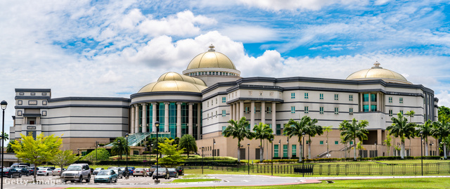 Istana Nurul Iman, a szultán rezidenciája ad otthont a legfontosabb kormányzati szerveknek is