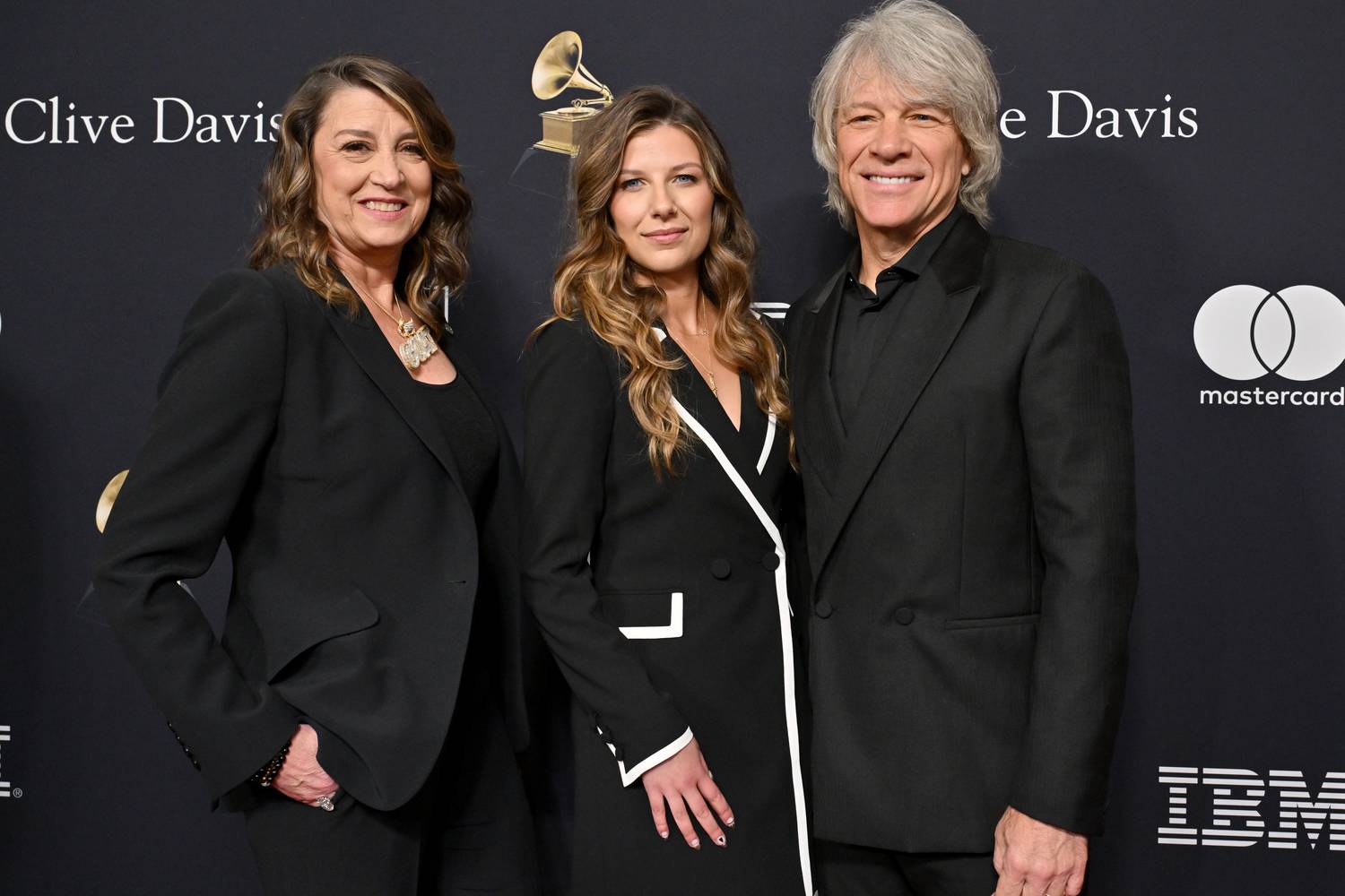 Jon Bon Jovi feleségével és lányával pózolt a 2024-es Grammy-gálán.