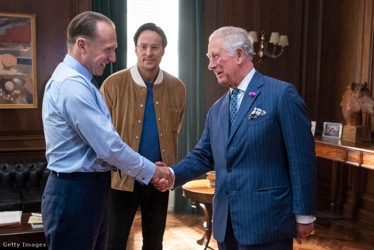 Ralph Fiennes és III. Károly király találkozása. (Fotó: WPA Pool / Getty Images Hungary)