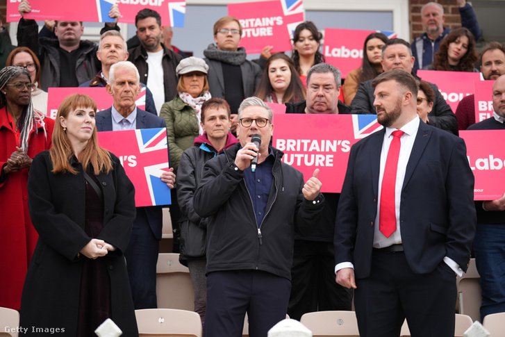 Keir Starmer és Angela Rayner találkozik Chris Webb, Blackpool déli részének új munkáspárti képviselőjével a Blackpool Cricket Clubban 2024. május 3-án az angliai Blackpoolban