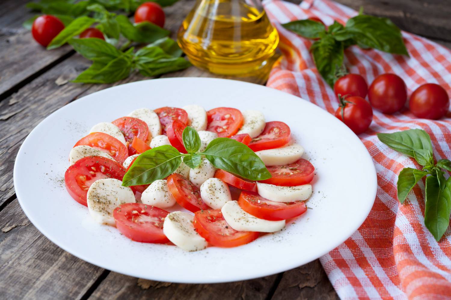 A percek alatt elkészíthető caprese igazán különleges vacsora, amihez mindössze paradicsom, mozzarella és a fűszerezéshez használt alapanyagok szükségesek - nemcsak alakbarát, hanem az egészségnek is jót tesz ez az olasz saláta!