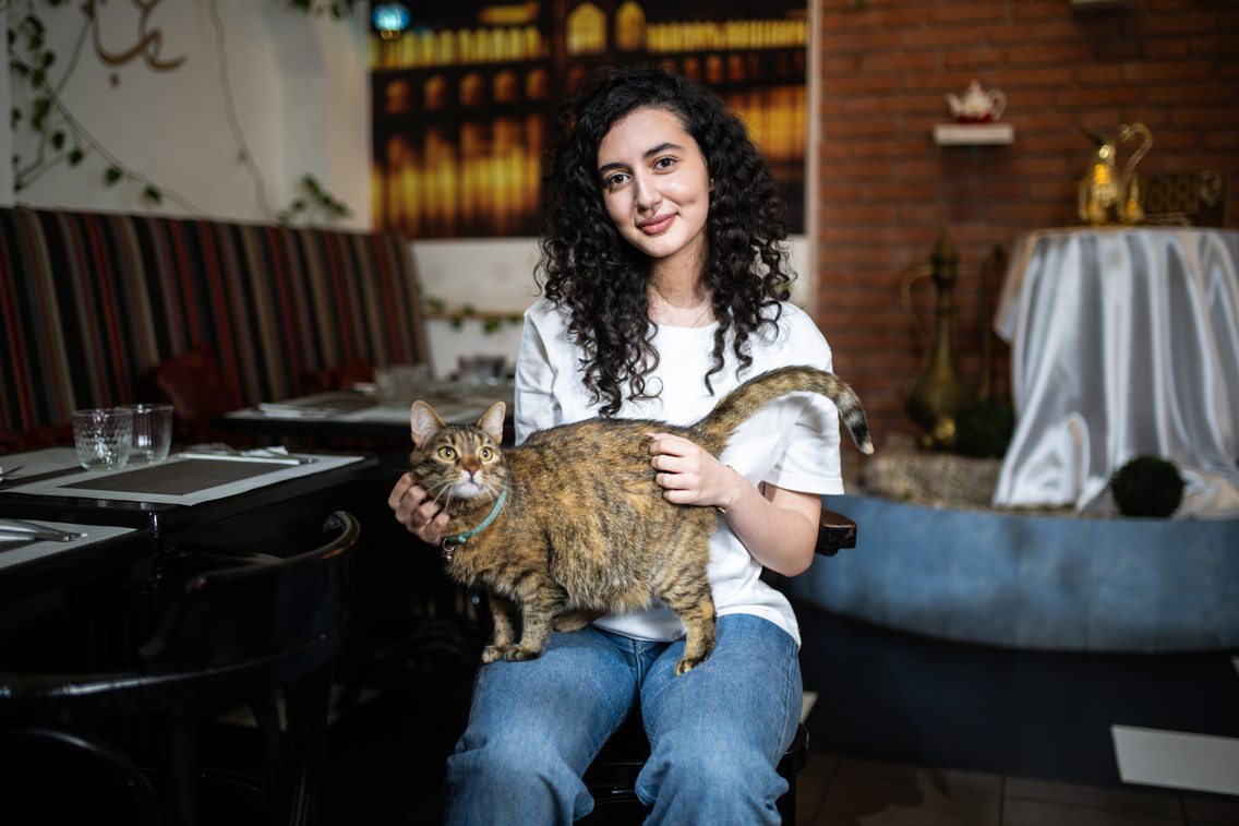 Nora Karimi és Dagi, a ház cicája