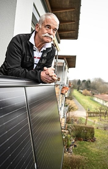 Elárasztják a városokat az erkélyekre akasztható napelempanelek