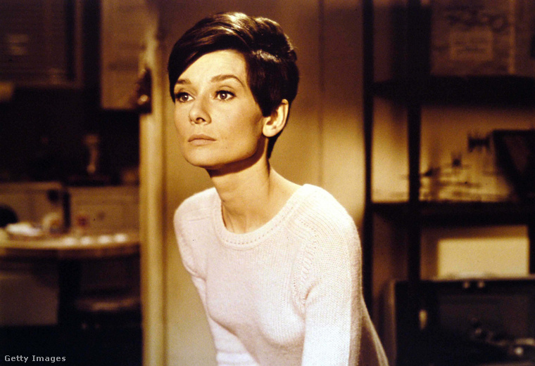 Várj, míg sötét lesz (1967)Hepburn egy vak feleséget alakít, akinek a férjét bepalizzák, ugyanis a sittről frissen szabaduló Mike Talman (Richard Crenna) egy repülőtéren egy heroinnal tömött babát csempész a poggyászába, miután megzsarolják azzal, hogy a nyakába varrnak egy gyilkosságot