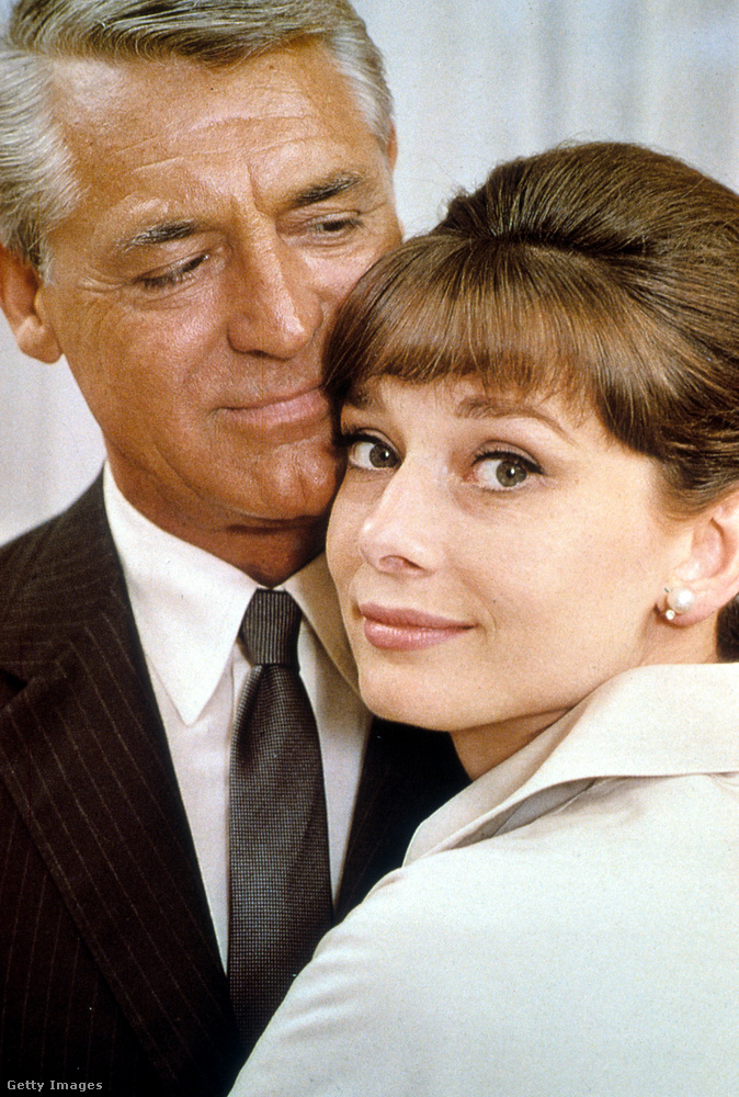 Amerikai fogócska (1963)Audrey Hepburn egy fiatal özvegyet, Regina Lampertet alakítja, aki Párizsban tudja meg, hogy a férje egy közönséges csirkefogó volt: megkárosította az Egyesült Államok kormányát 250 ezer dollárral