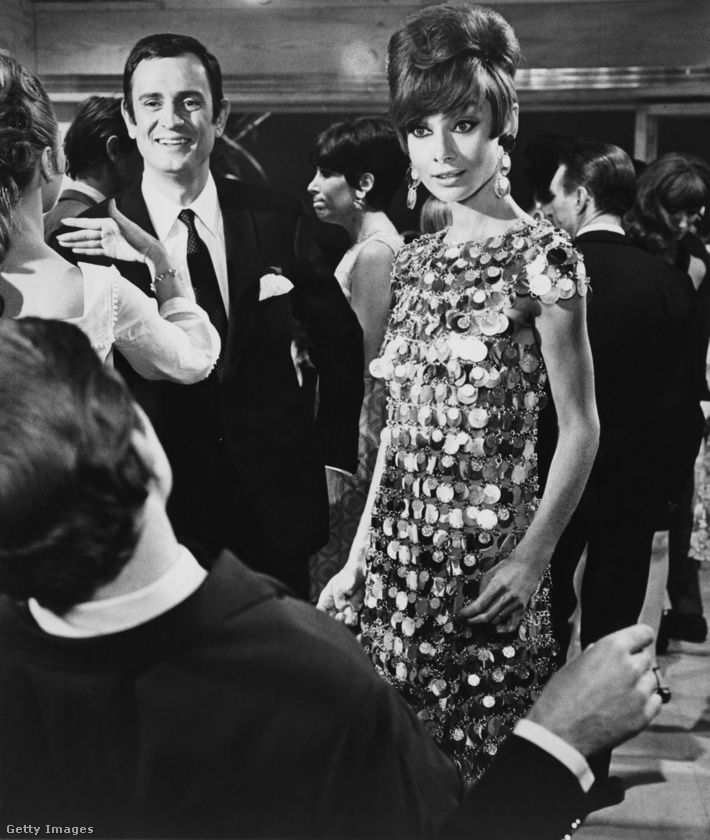 Ketten az úton (1967)A gyönyörű Joanna (Audrey Hepburn) és a tehetséges Mark (Albert Finney) az országúton találkoznak először egymással, valahol Európában