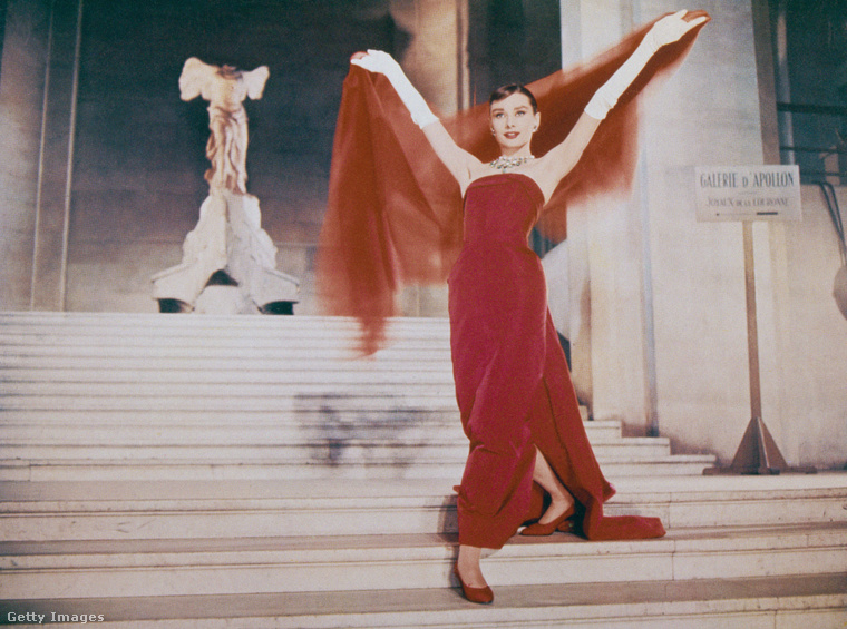 Mókás arc (1957)A Mókás arc azért is volt emlékezetes, mert a filmet Párizsban forgatták, a legikonikusabb jeleneteket pedig számos GIF-ben is kimentették a digitális korban.A történetben Dick Avery divatfotós új és különleges arcot keres a párizsi divatbemutatóra