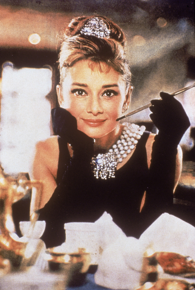 Álom luxuskivitelben (1961)Az Álom luxuskivitelben (Breakfast at Tiffany's) Audrey Hepburn egyik leghíresebb filmje, amelyet Truman Capote hasonló című kisregényéből „hollywoodizált”, azaz „happyendesített” Blake Edwards rendező. Hepburn az alkotásban Holly Golightly (a magyar kisregény-fordításban szellemesen Cily Hebrentch) szerepét játssza, aki a nyitójelenetben reggelizés közben a Tiffany luxusékszerbolt csábító kirakatát bámulja