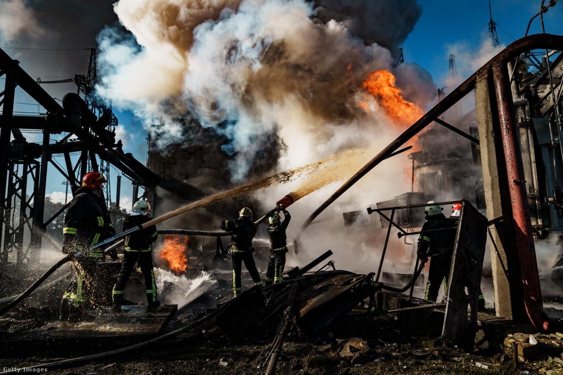 Tűzoltók dolgoznak az orosz rakéta által eltalált CHP-erőműben keletkezett tűz oltásán 2022. október 10-én Kijevben