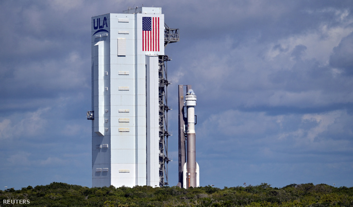 A Boeing Starliner űrhajója a United Launch Alliance Atlas V rakétájának fedélzetén gurul a Cape Canaveral-i indítóállás felé 2024. május 4-én