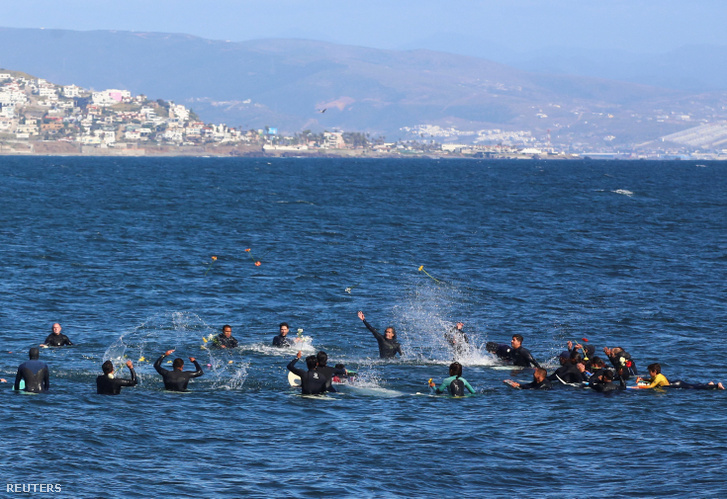 Helyi szörfösök virágot dobnak a vízbe egy tüntetésen, amelyen felszólítják a hatóságokat, hogy oldják meg az amerikai és ausztrál szörfösök eltűnésének ügyét Ensenadában 2024. május 5-én