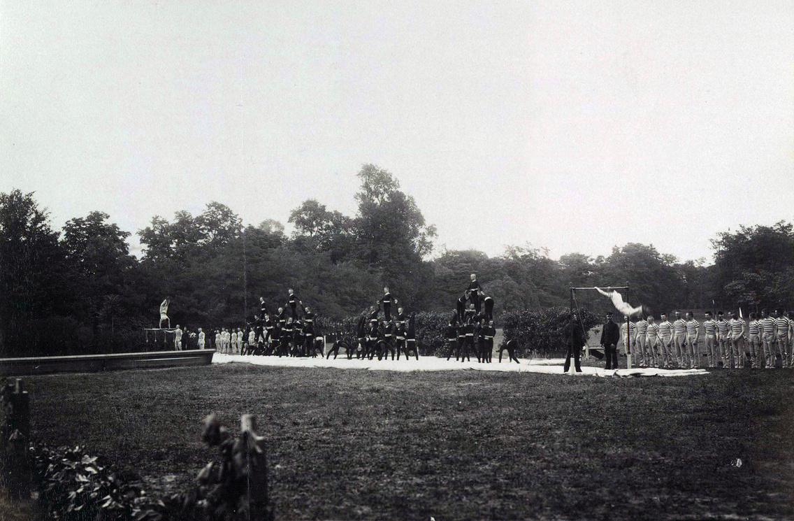 A Ludovika Akadémia hallgatóinak sportbemutatója a millennium alkalmából, Ferenc József tiszteletére az Orczy-kertben (1896. június 12.)