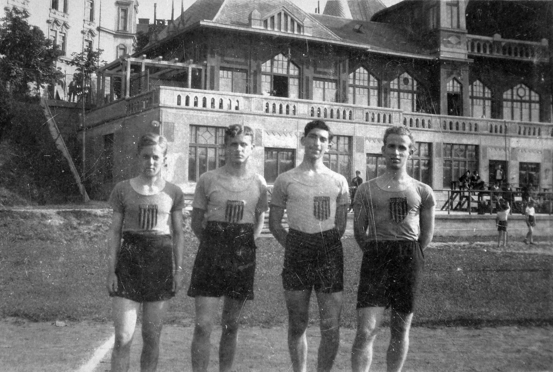 A Budapesti (Budai) Torna Egylet (BBTE) sportolói és klubháza a Széll Kálmán téren (1925)