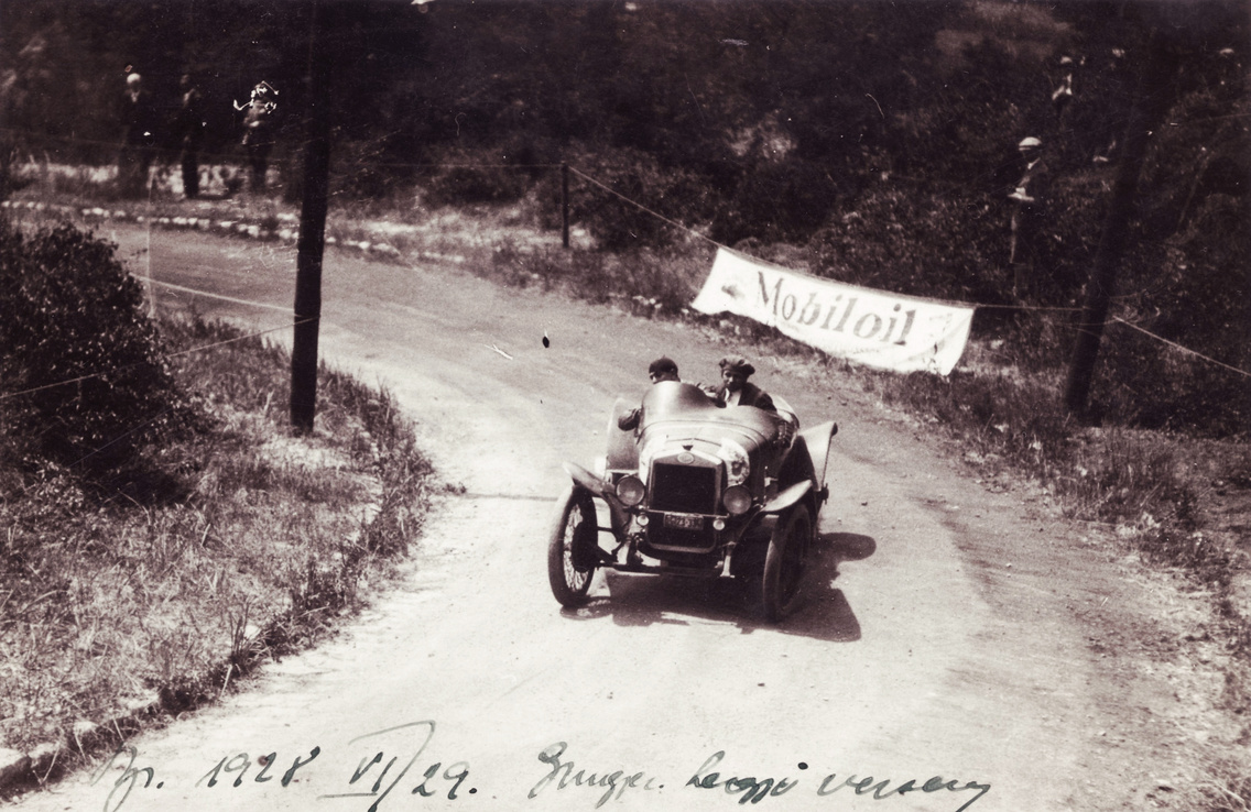 Látó-/Gugger-hegy, Nagybányai út, Tarján Antal és OM sportkocsija egy autóversenyen (1928)