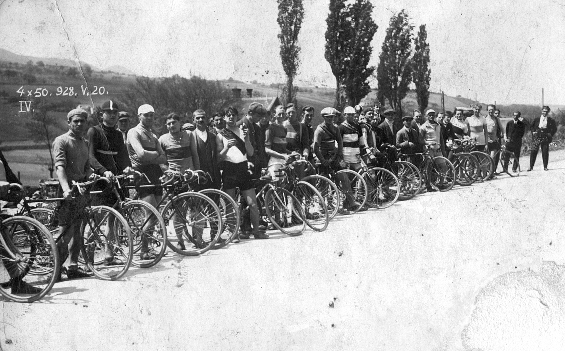 Korabeli bringások a Bécsi út mellett (1928)