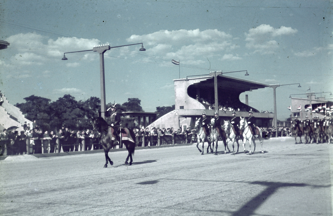 A Kerepesi úti ügetőpálya, szemben a II. helyi tribün; a Nemzeti Lovarda rendezvénye a Szent István-hét alkalmából, lovas rendőrök díszelgése (1941)