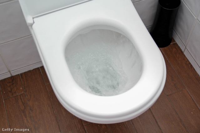 A lejárt fehérítőt a vécé tisztításához használhatod