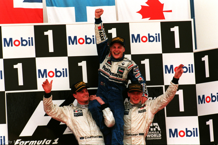 Villeneuve elengedte a végén a McLareneket, a két pilóta pedig vállára emelte a világbajnokot