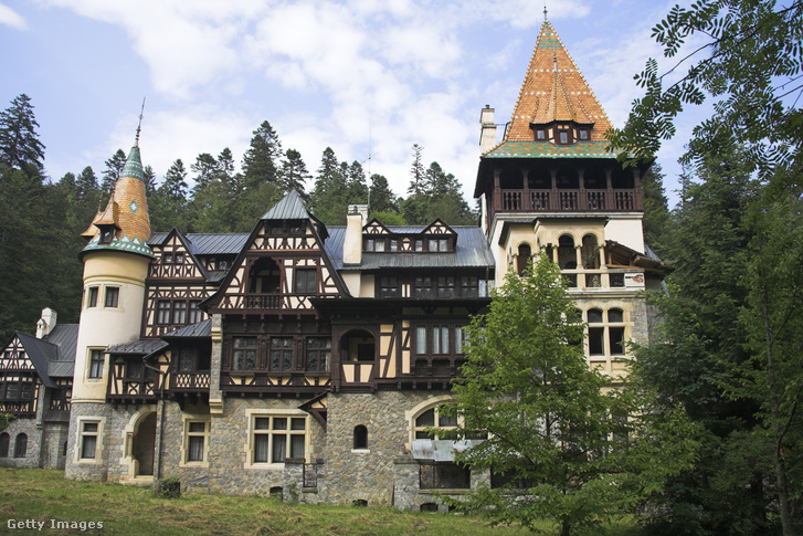 A németes favázas stílusban épült Pelişor-kastélyt a család ma is használja, így ez nem látogatható