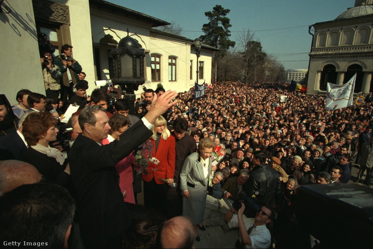 I. Mihály 1992-ben térhetett vissza Bukarestbe, amit újabb kitiltás követett, és csak 1997-ben kapta meg az állampolgárságot. Mellette rózsaszín kosztümben Anna királyné, mögötte Margit koronahercegnő