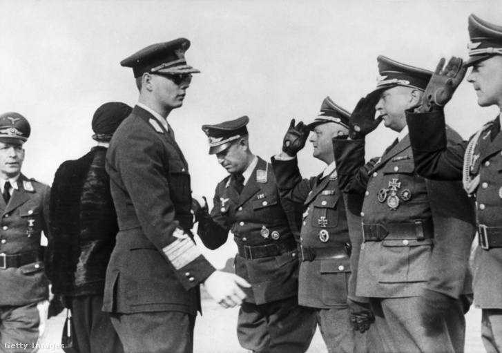 I. Mihálynak a német légierő tisztjei szalutálnak egy romániai bázisukon 1941-ben