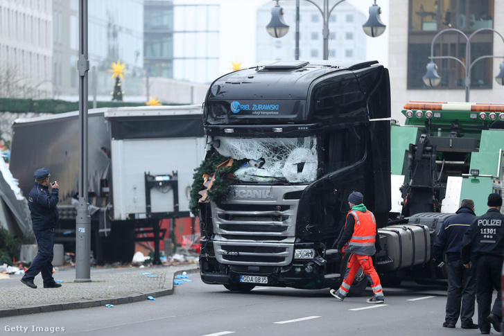 A berlini terrorakcióban használt kamion 2016. december 20-án – gép közbelépett