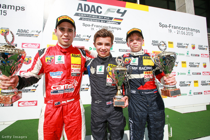 Norris a kép középen, az ADAC F4 belgiumi versenyének győzteseként