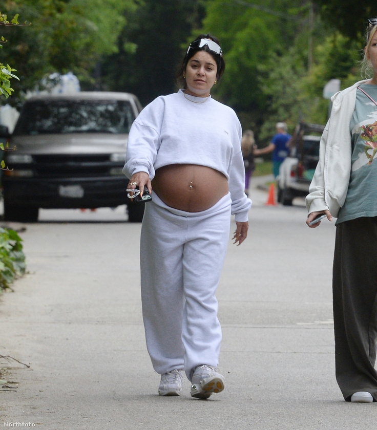 Vanessa Hudgens közszemlére tette a terhes pocakját Los Angelesben