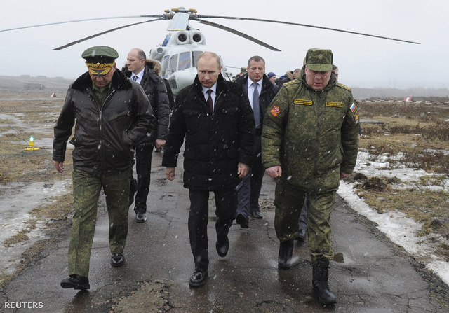 Putyin és az orosz védelmi miniszter a hétfői hadgyakorlat szemléjén