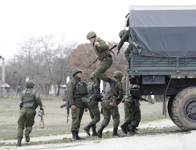 Orosz katonák a belbeki légibázison, március 4-én