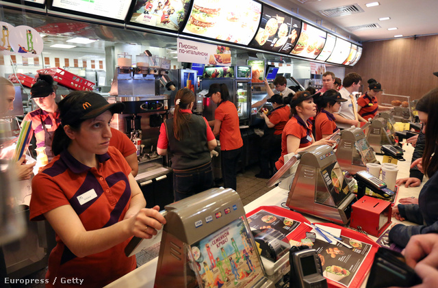 A McDonald's munkásai szerint sértő, hogy a kényszerből viselt egyenruhákból csinált méregdrága kollekciót a Moschino.